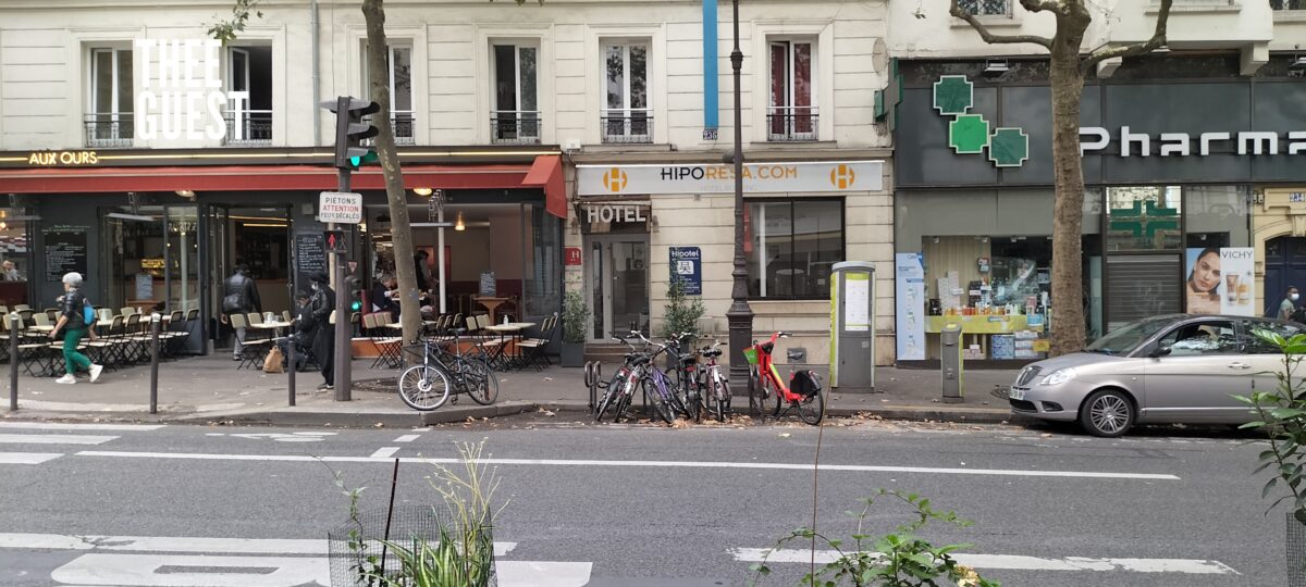 Rue des Pyrénées Façade Hipotel Paris Gambetta République 1