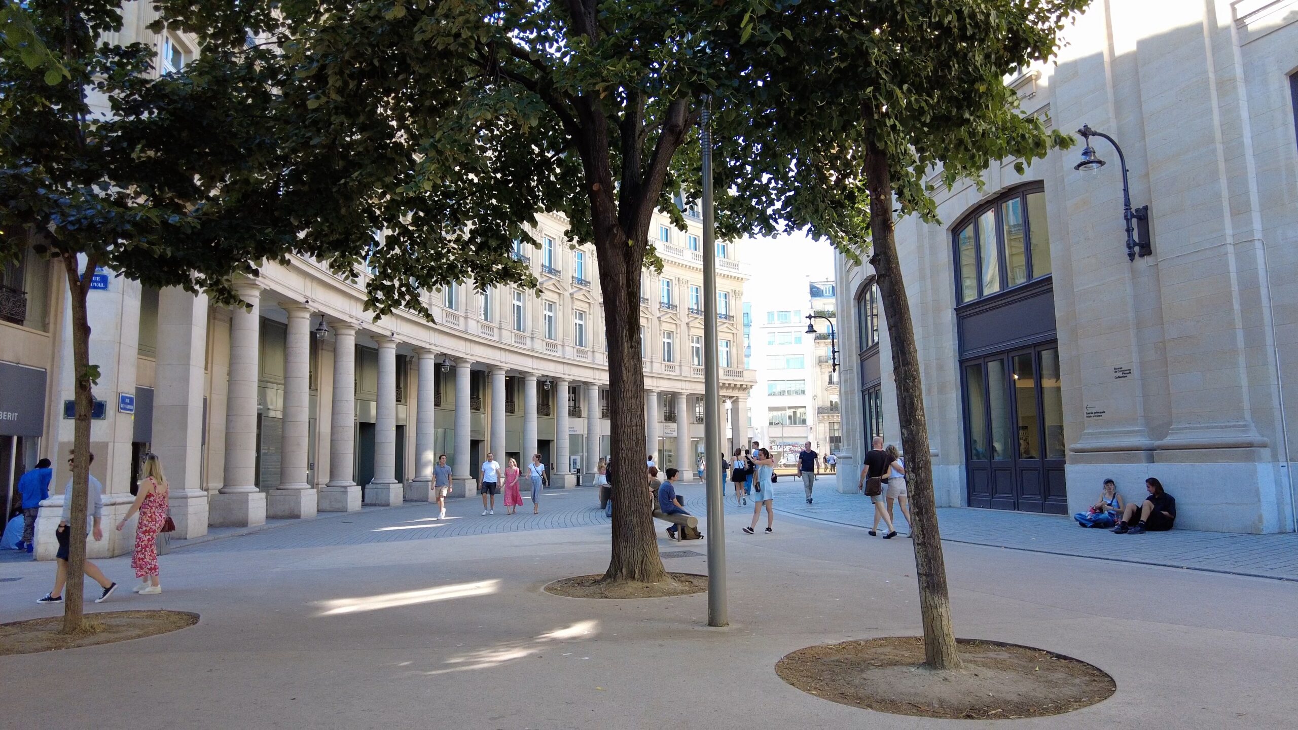 Bourse de Commerce - Collection Pinault 3 Walk in Paris Jardin Nelson Mandela Musée du Louvre Thee Guest