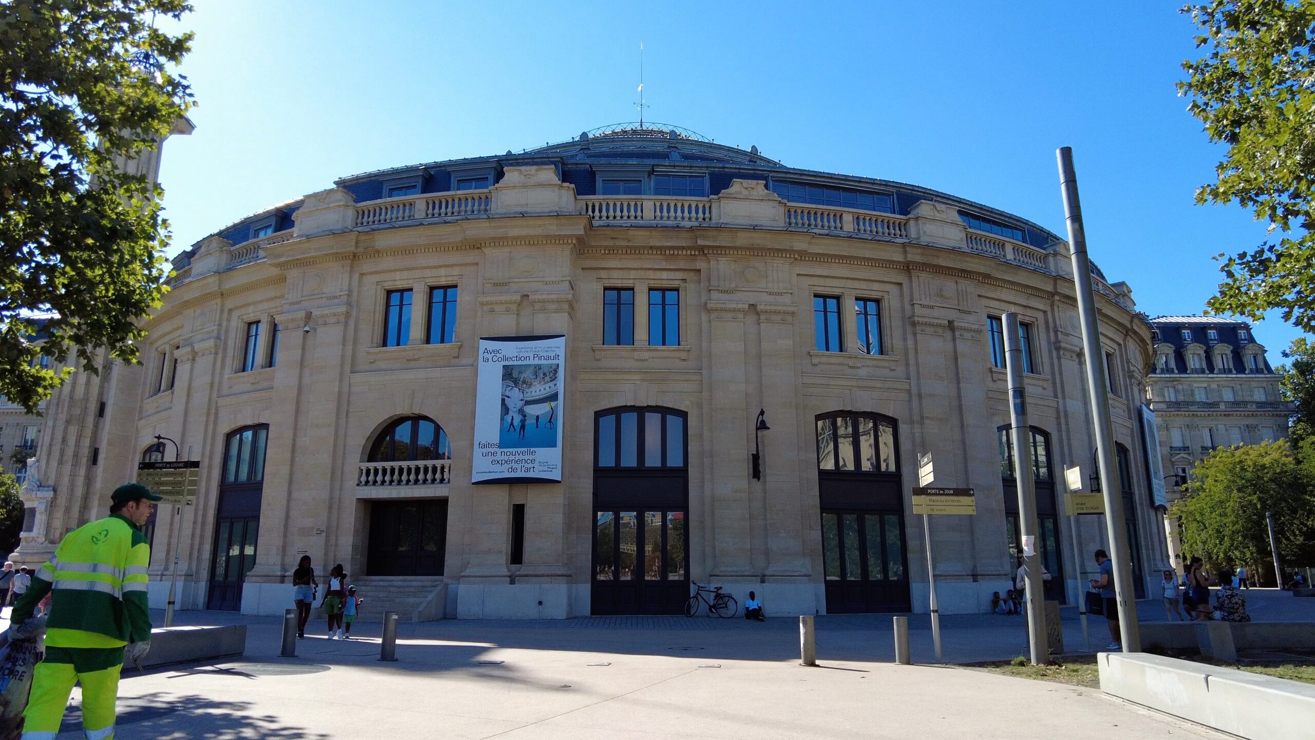 Bourse de Commerce - Collection Pinault 2 Walk in Paris Jardin Nelson Mandela Musée du Louvre Thee Guest