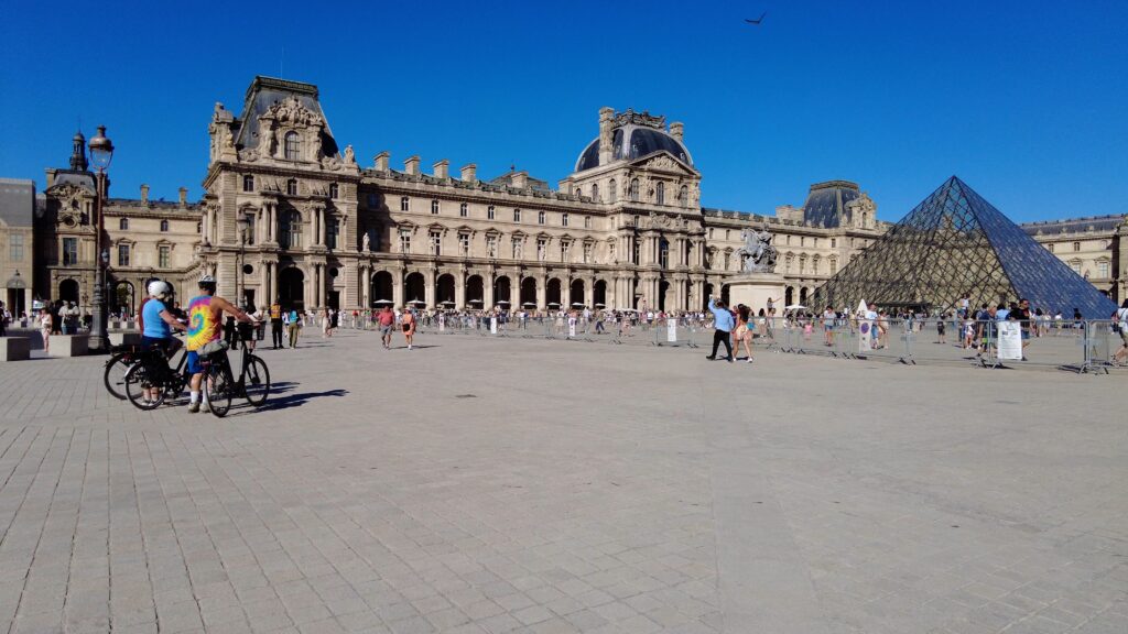 Place du Carrousel Walk in Paris Jardin Nelson Mandela Musée du Louvre Thee Guest