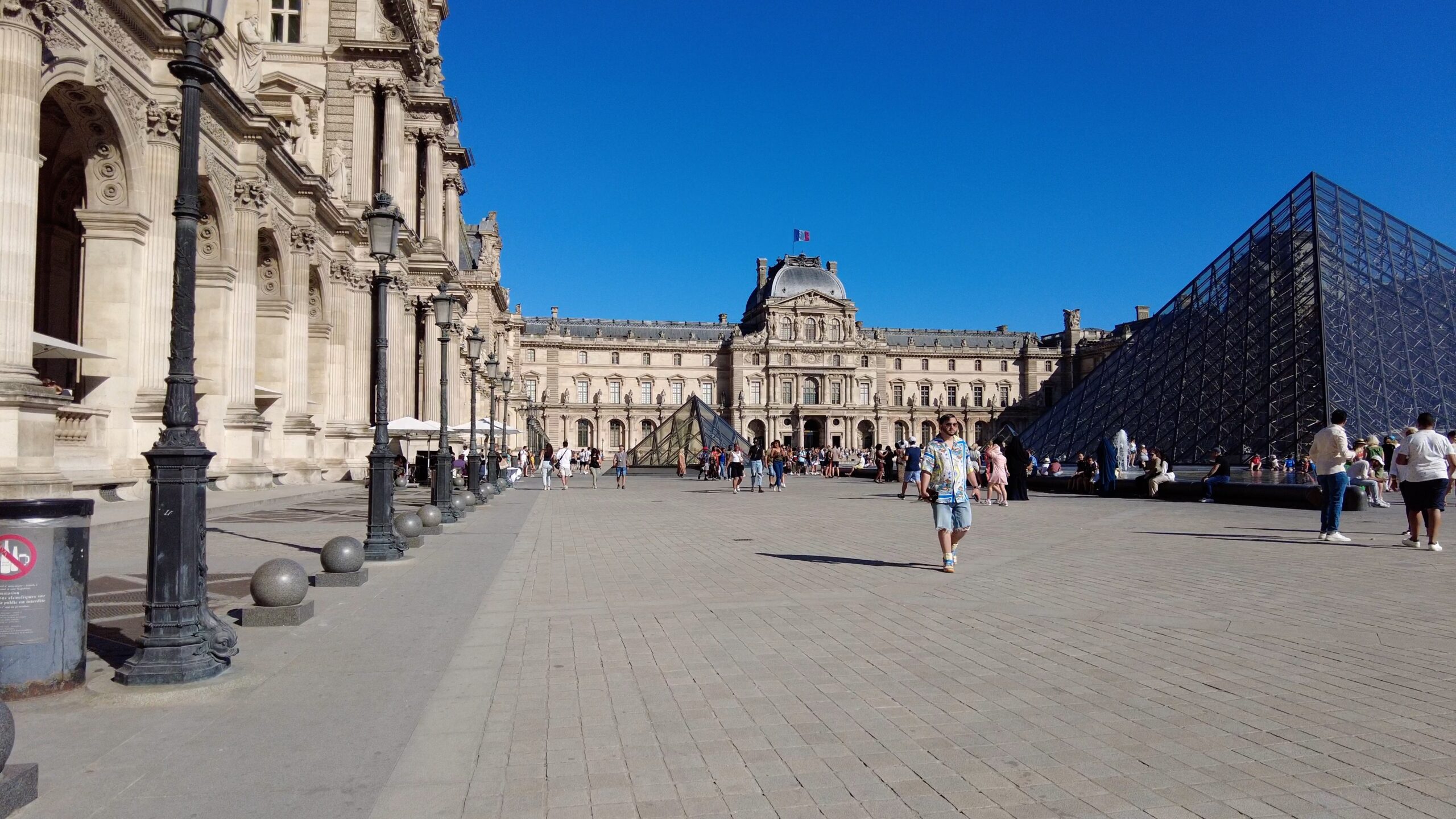 Place du Carrousel Walk in Paris Jardin Nelson Mandela Musée du Louvre Thee Guest