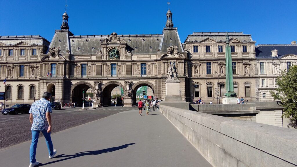 Musée du Louvre - Entrée Place du Carrousel Walk in Paris Jardin Nelson Mandela Musée du Louvre Thee Guest