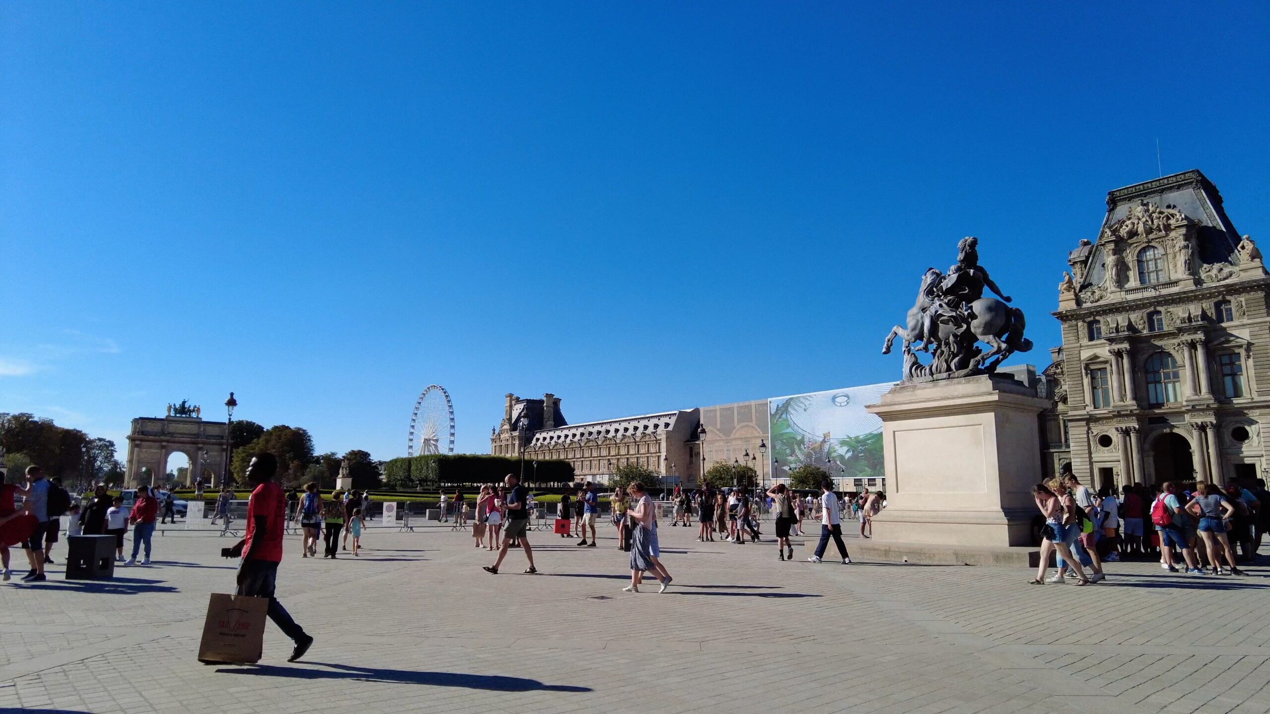 Place du Carrousel Walk in Paris Jardin Nelson Mandela Musée du Louvre Thee Guest