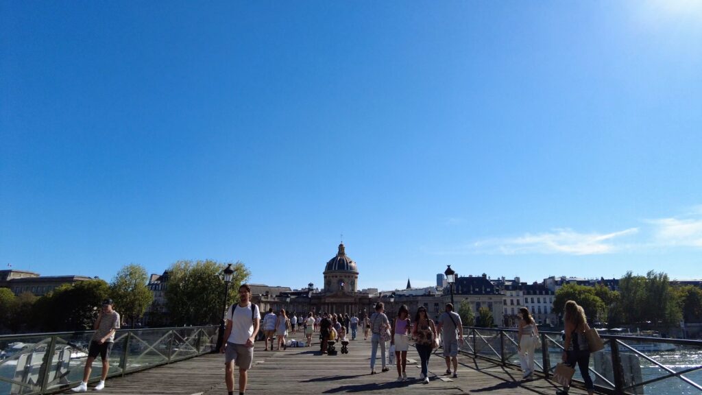 Pont des Arts Walk in Paris Jardin Nelson Mandela Musée du Louvre Thee Guest