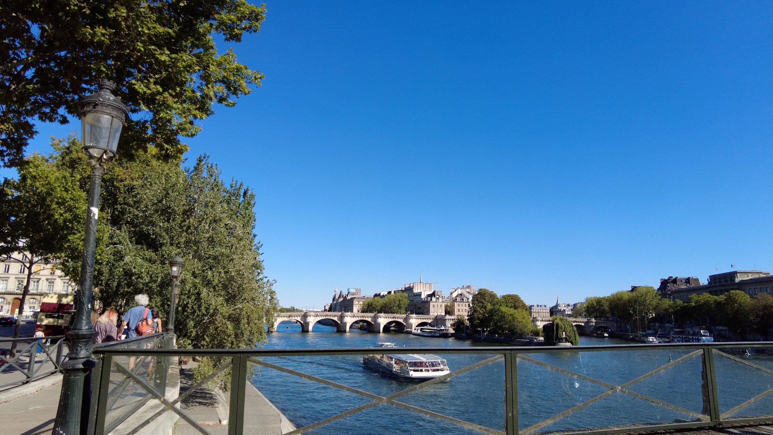 Pont des Arts - Vue Ile de la Cité Walk in Paris Jardin Nelson Mandela Musée du Louvre Thee Guest