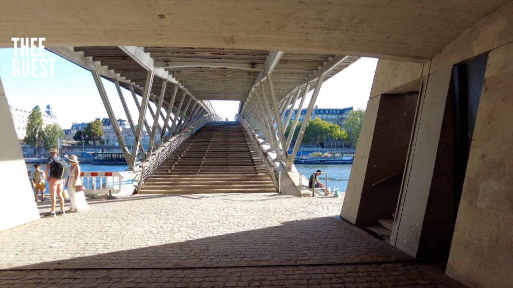 Passerelle Léopold-Sédar-Senghor under Quai des Tuileries 2 Voie Georges Pompidou Pont Alexandre III Thee Guest